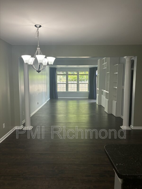 Foto del edificio - 5712 Riverside Pl