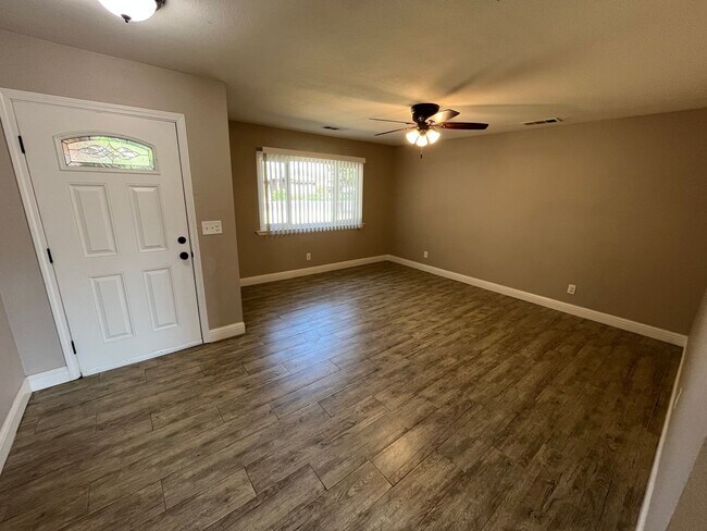 Building Photo - Coming Soon NW Visalia Home!