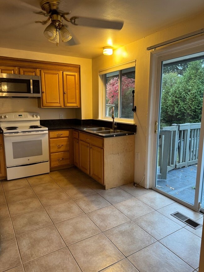 Building Photo - Conveniently located, Bellevue home