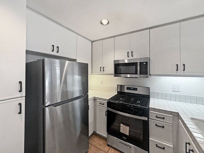 Building Photo - Beautiful 2B/2.5BA in The Elysian Complex!...