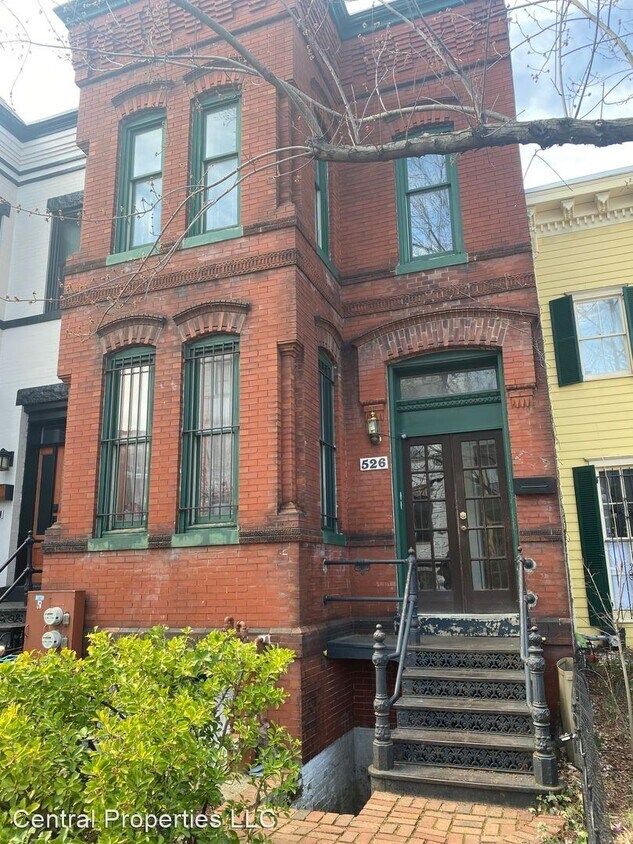 Foto principal - 2 br, 1.5 bath House - 526 8th St NE #1
