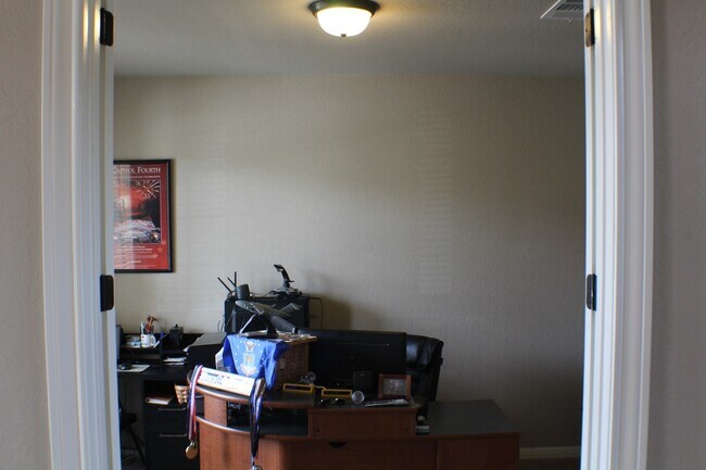 Building Photo - Beautiful spacious rental with fabulous up...