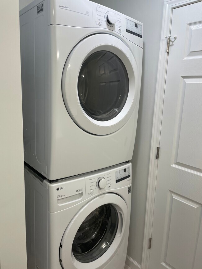 Lavadora y secadora en unidad - 27665 Water St