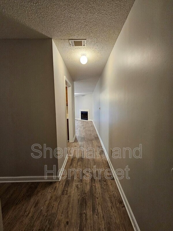 Building Photo - 406 Commons Dr