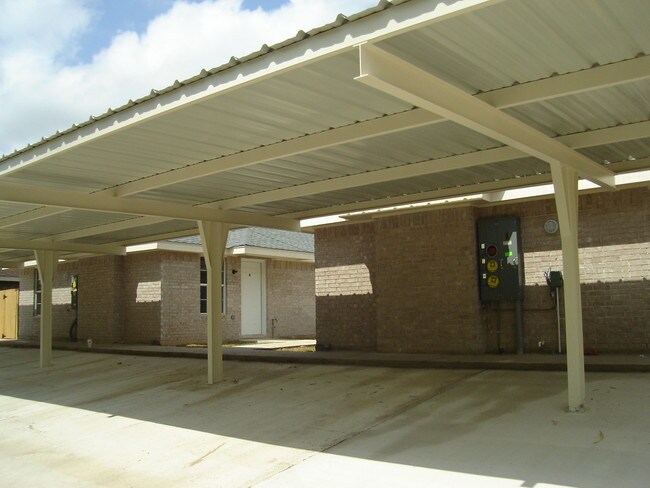 Building Photo - 1404-1504 Quail Ln