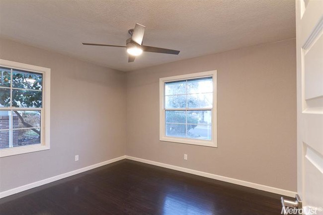 Building Photo - 4601 Hillview Way