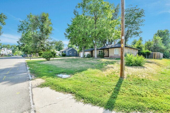 Foto del edificio - .31 acre corner lot and huge garage + upda...