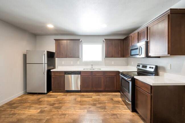 Building Photo - 3 Story Townhome in Vineyard, great amenit...