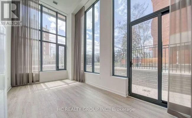 Photo du bâtiment - 250 Lawrence Ave W