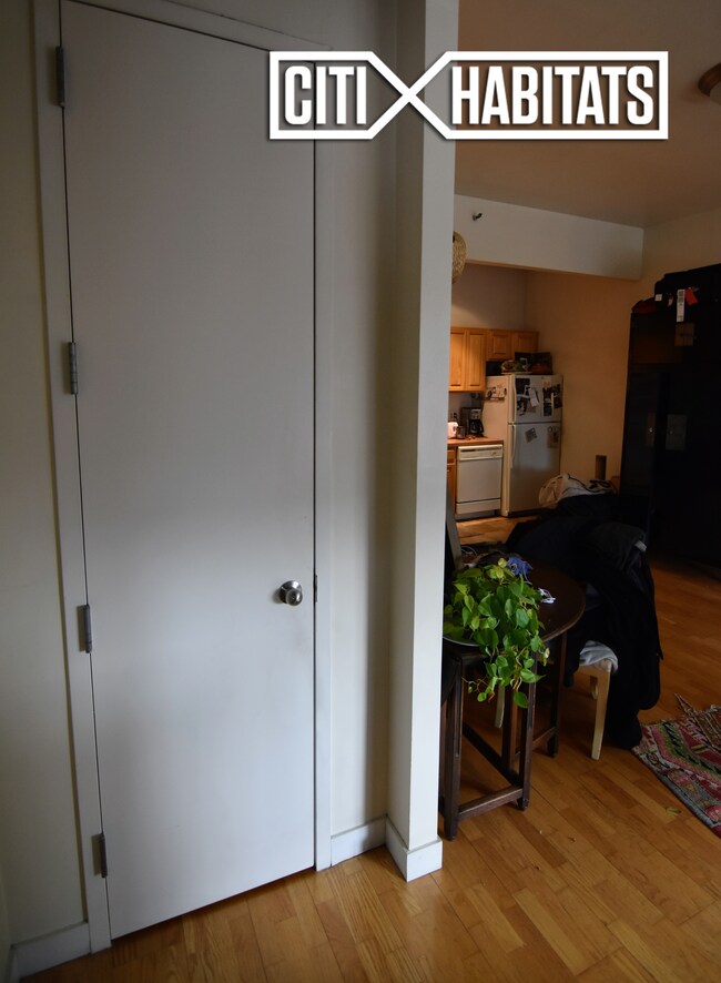 Building Photo - 433 Lorimer St