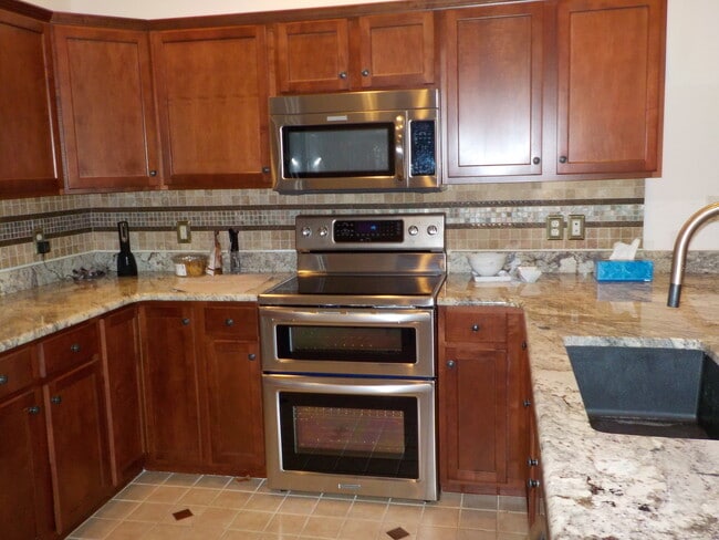 Building Photo - 3 bed, 2 bath house