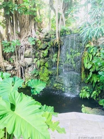 Foto del edificio - 2951 S Bayshore Dr