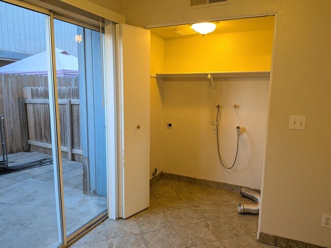 Foto del edificio - 4781 N Polk Ave