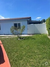 Building Photo - 3325 Village Green Dr