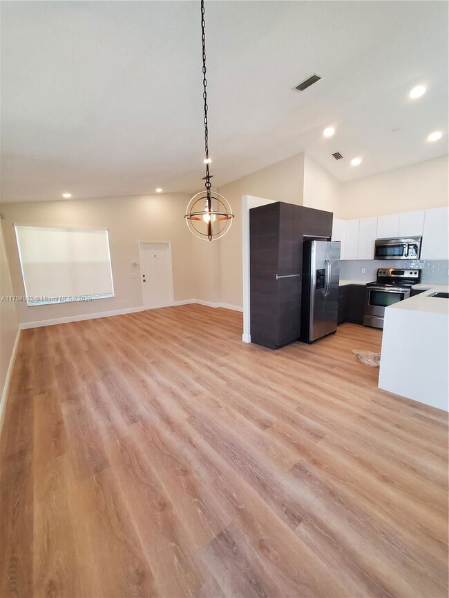 Foto del edificio - 858 Briar Ridge Rd