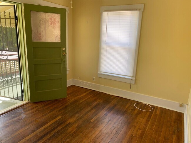 Foto del edificio - 1246 E 10th St