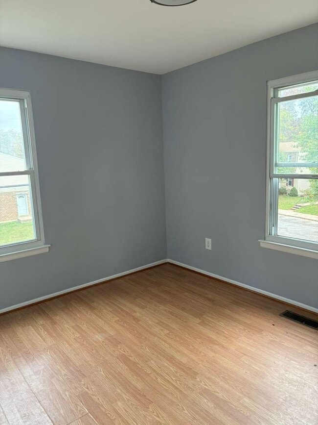 Photo - Hawk Court House