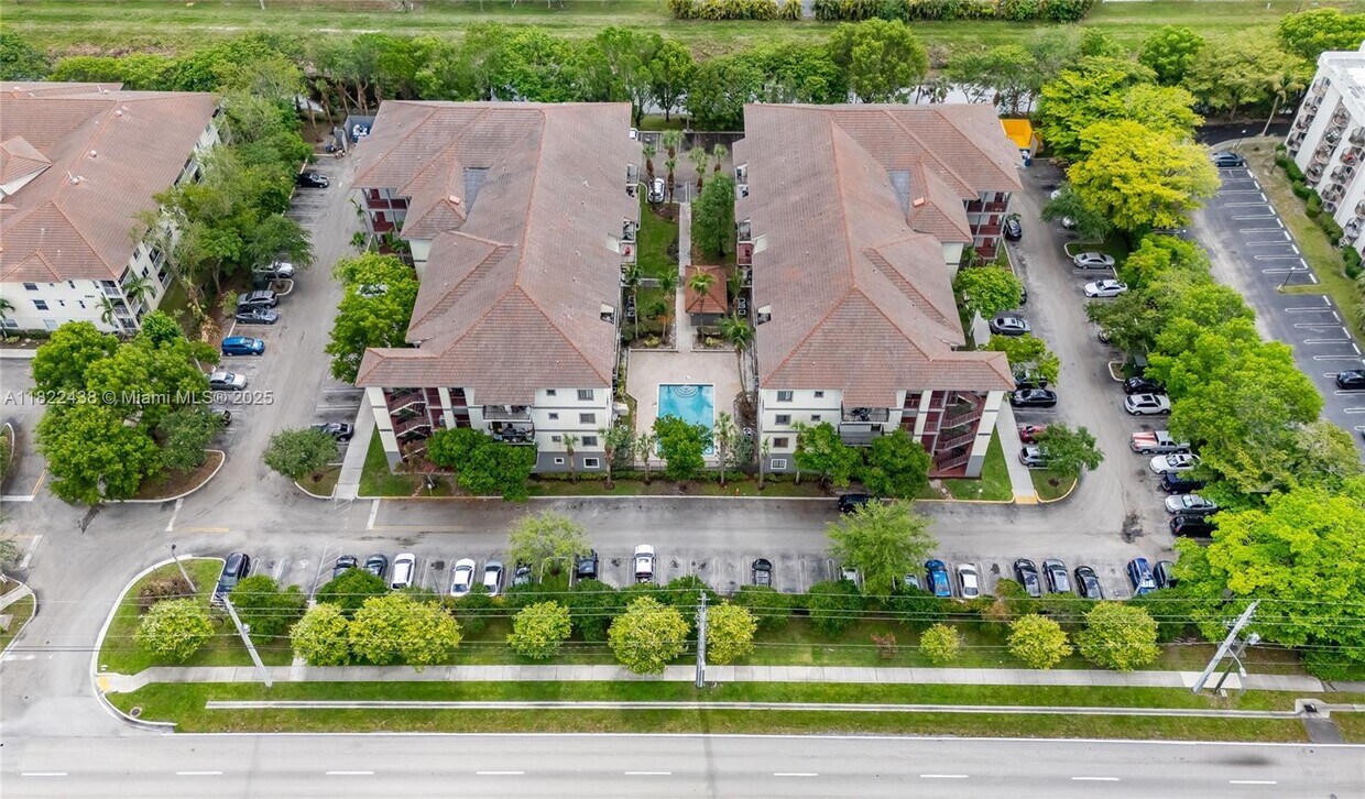 Foto principal - 2851 Riverside Dr