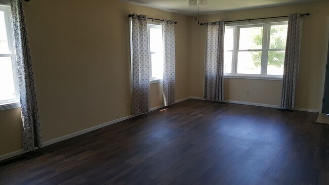 Building Photo - 600 Oakwood Dr