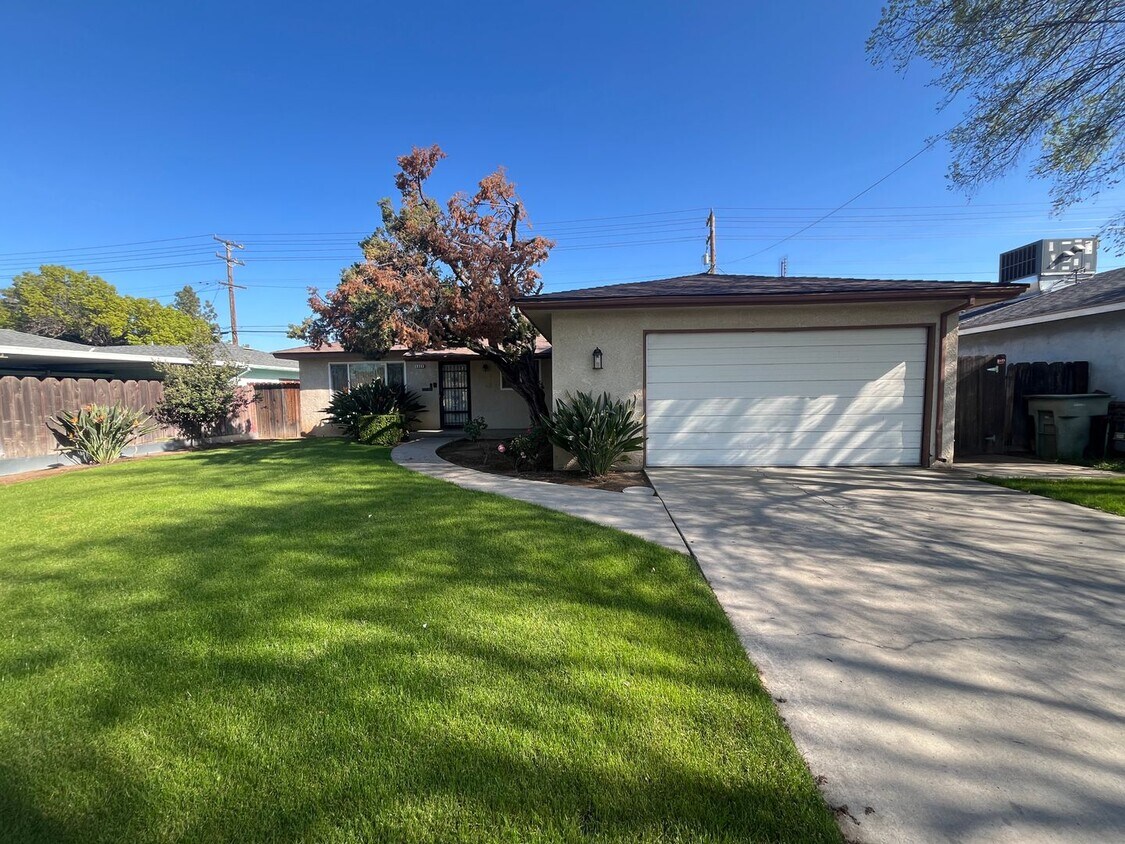 4955 E Carmen Ave, Fresno, CA 93727 House Rental in Fresno, CA
