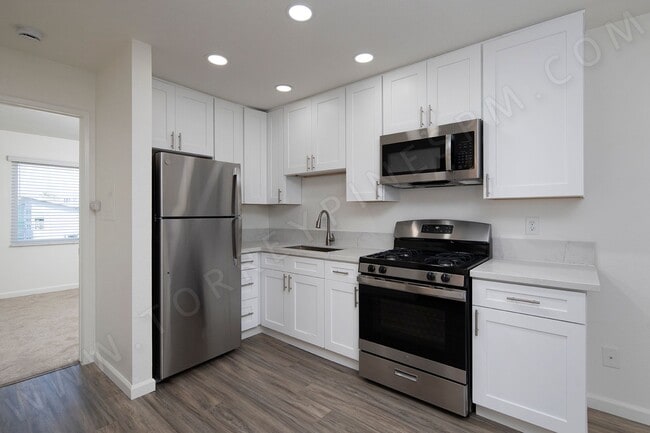 Building Photo - *OPEN HOUSE: 11/4 12-1PM* 1 BR Apartment in Hillcrest with Parking!