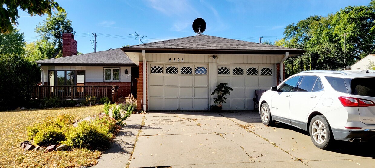 5 bedroom home, 2 kitchens. - 5323 Calvert St