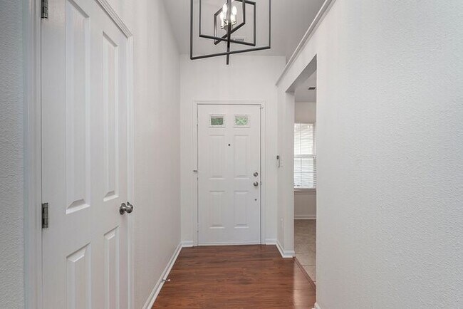 Building Photo - Updated 3 Bedroom Ranch on a Cul-De-Sac in...