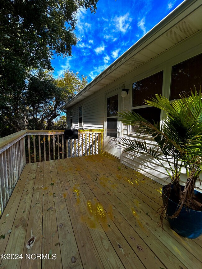Building Photo - 203 W Landing Dr