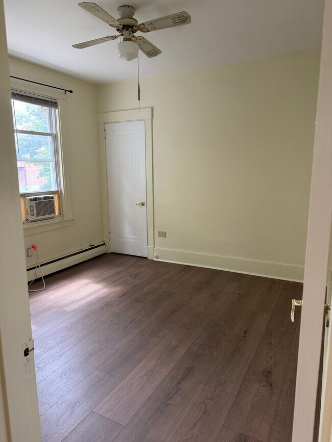 Dormitorio de 10'10" x 10'3" - 6315 Monitor St