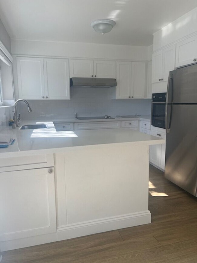 Foto del edificio - Great 3 Bedroom Updated Single Family on L...