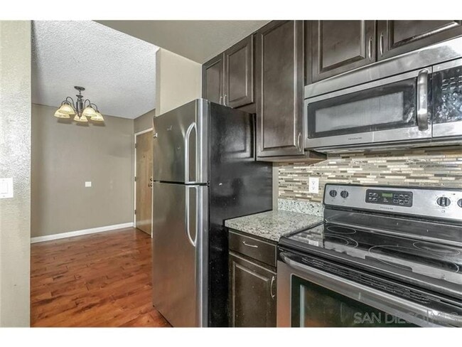 Building Photo - 7865 Golfcrest Dr