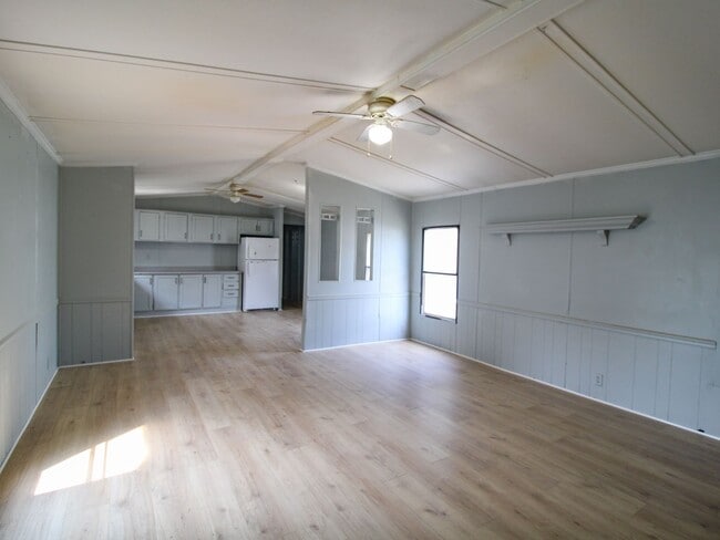 Building Photo - Country Setting and Convenient to Pulaski, TN