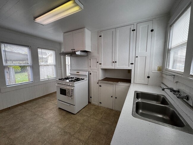 Building Photo - 1 Bed 1 Bath Home Located in Eureka!