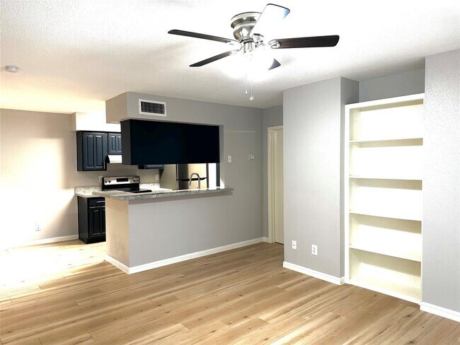 Building Photo - 12955 Woodforest Blvd