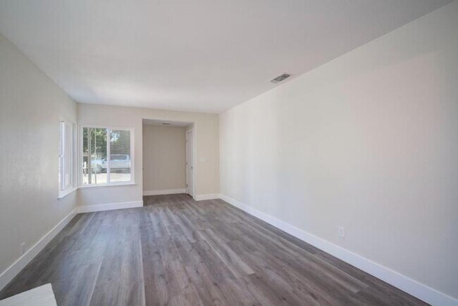 Building Photo - Beautiful Fully Remodeled 2 bedroom 2 bath...