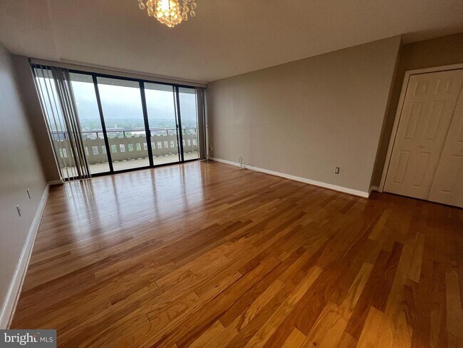 Foto del edificio - 6301 Stevenson Ave