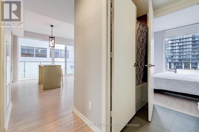 Building Photo - 101 Peter St