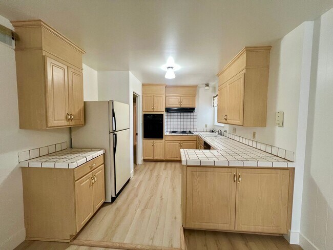Foto del edificio - Lynbrook house ready now! $5300