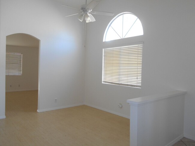 Building Photo - 1 story SFR with 3 bedrooms, 2 bathrooms a...