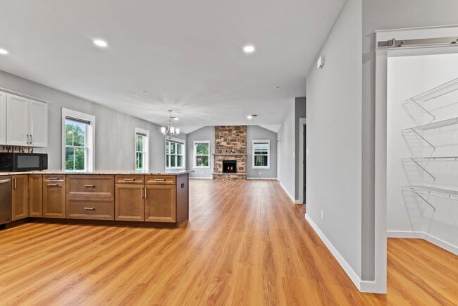 Building Photo - Luxury 3 Bed, 2.5 Bath - Townhome - AVAILABLE Nov. 17, 2025