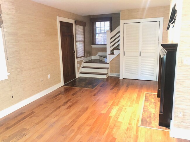 Building Photo - Beautiful 3 BR 1.5 bathroom house in histo...