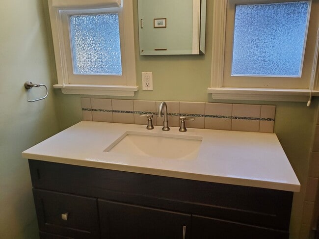 Building Photo - 621 Eaton Dr