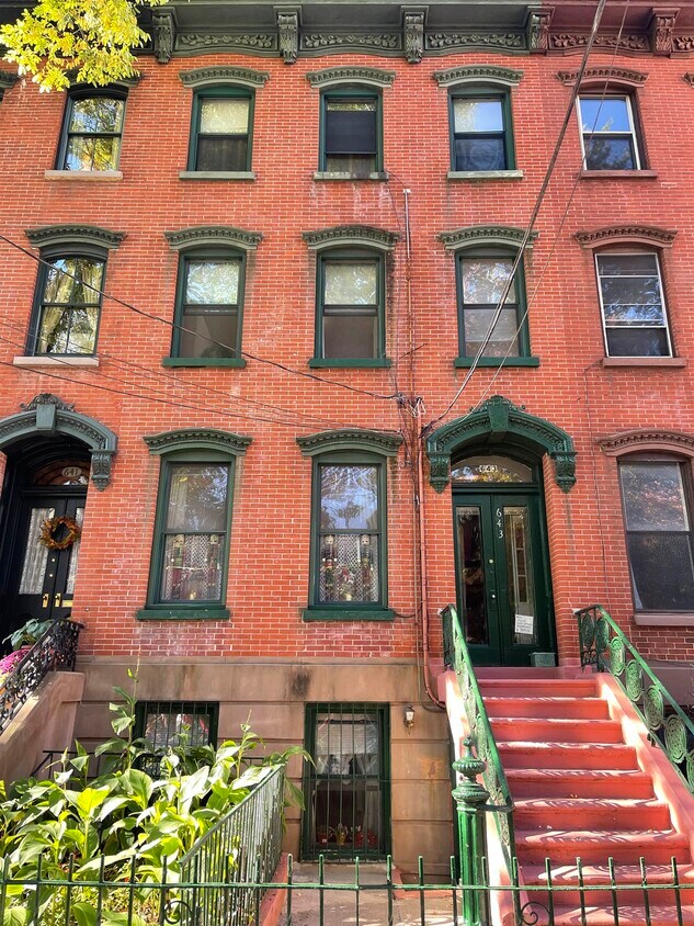 Primary Photo - 643 Jersey Ave