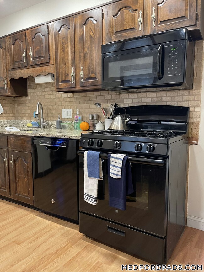 Building Photo - 354 Main St