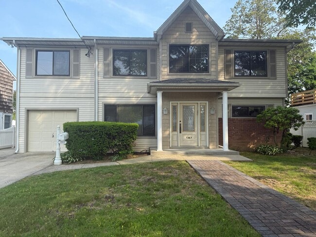 Building Photo - 1357 Kew Ave