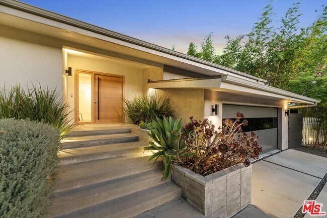 Foto del edificio - 8400 Edwin Dr