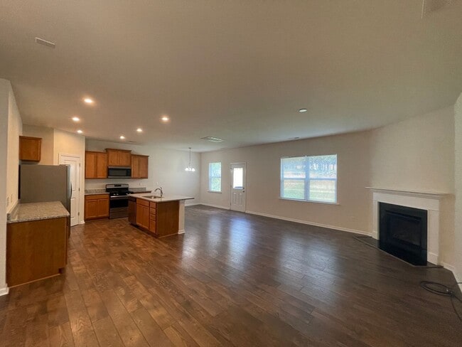 Foto del edificio - 4BR/3BA Home with Bedroom and Full Bath Do...