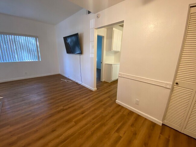 Foto del edificio - 2 BEDROOM DOWNSTAIRS END UNIT WITH PATIO