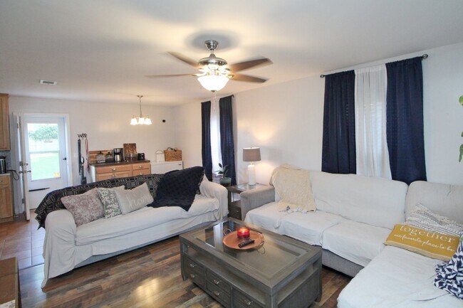 Foto del edificio - Pensacola 2BR, 2BA Home Near Downtown with Stainless Steel Appliances, Oversized Primary Bedroom,...