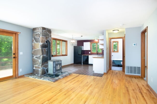 Building Photo - 3 bed/2 bath. Pet Friendly. Fenced Yard